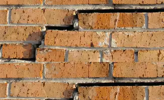 Brick wall with serious structural damage in Cedar Rapids, IA